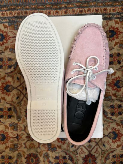LOEWE
Paire de chaussures bateaux en daim...