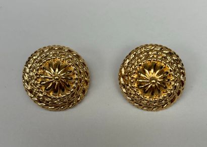 Nina Ricci 
Pair of ear clips
In gilded metal...