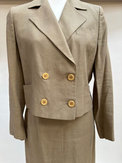 Francesco Smalto
Taupe linen suit featuring...