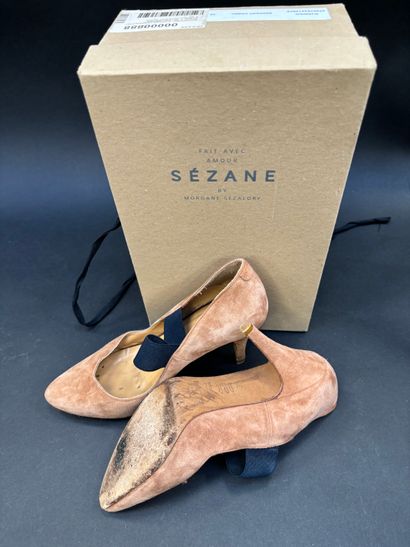 SEZANE
Paire d'escarpins en cuir vernis taupe...
