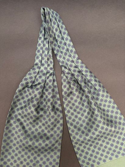 Hermès Paris
Ascot scarf in printed silk...