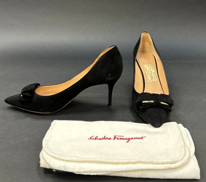 FERRAGAMO
Pair of black suede pumps
Size...