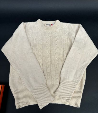 Hermes Paris
Pull en cachemire écru à torsades
Taille...