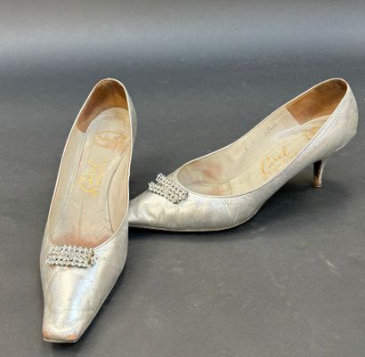 CAREL
Paire d'escarpins 
En cuir argenté...