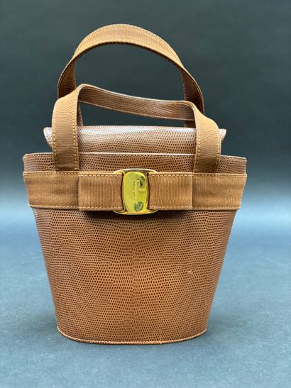 Salvatore FERRAGAMO
Small bucket bag in camel...