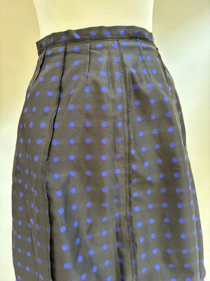 Ensemble de 5 bas, comprenant
4 jupes, 
Une...