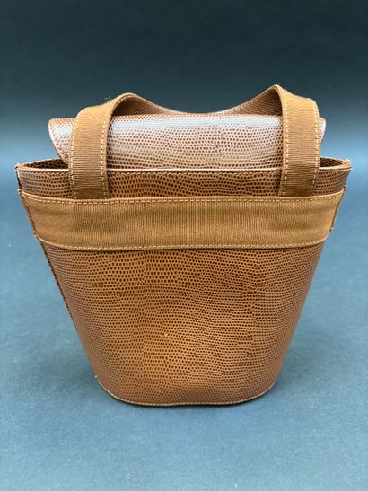 Salvatore FERRAGAMO
Small bucket bag in camel...