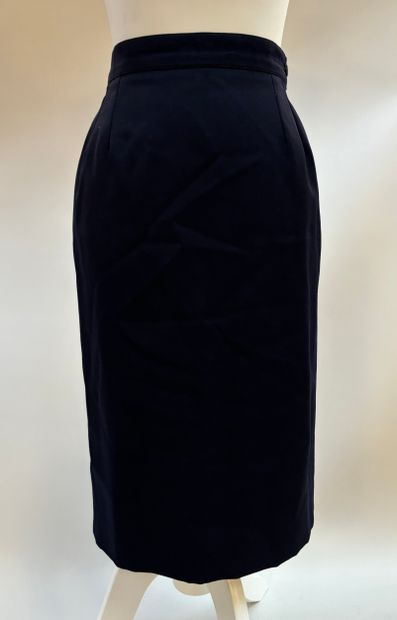 Yves Saint Laurent variations
Jupe crayon...