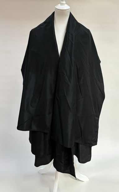 Ritmo de Perla 
Manteau cape noir en acétate...