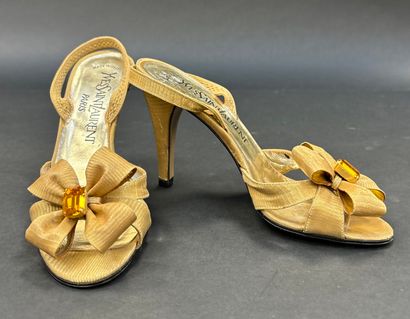 Yves Saint Laurent Paris 
Paire d'escarpins...