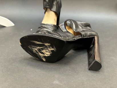 GUY LAROCHE
Paire de boots ouvertes
En cuir...