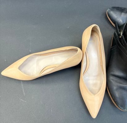 MAJE
Lot de deux paires d'escarpins 
En cuir...