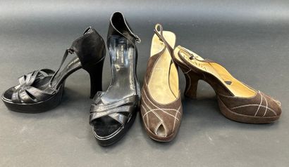 PRADA
Paire de sansales en daim marron à...
