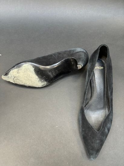 MAJE
Lot de deux paires d'escarpins 
En cuir...