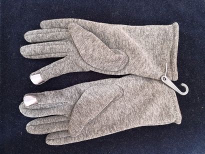 Rodier
Pair of grey tactile gloves with pearled...