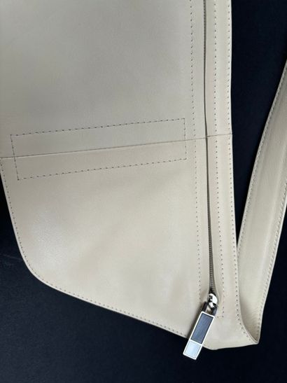 Nina Ricci
Flat banana 
Ivory leather, zipped...