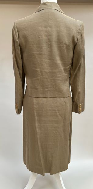 Francesco Smalto
Taupe linen suit featuring...