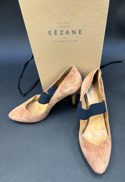 SEZANE
Paire d'escarpins en cuir vernis taupe...