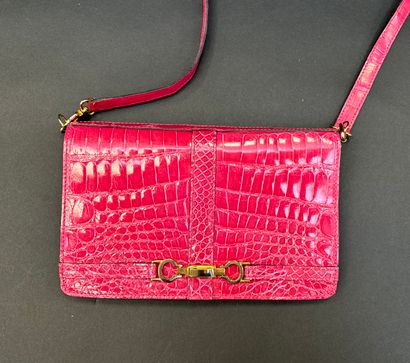 Menestrier
Small pink crocodile-style bag...