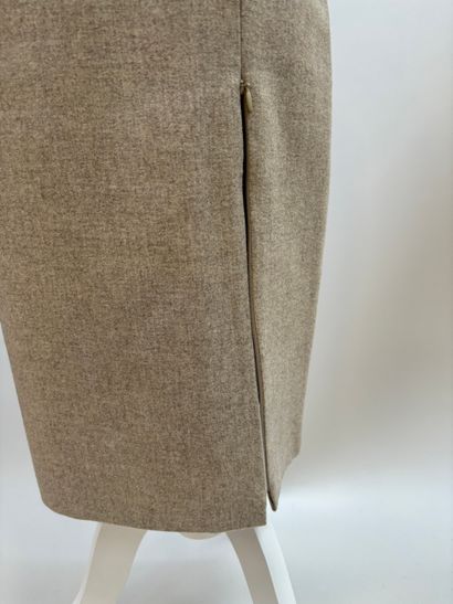 Caverne 
Jupe courte en twill de coton beige...