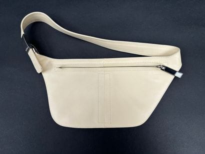 Nina Ricci
Flat banana 
Ivory leather, zipped...