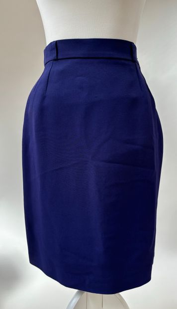 Yves Saint Laurent variation 
Jupe courte...