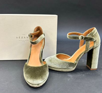 SEZANE
Pair of silver-green velvet pumps...