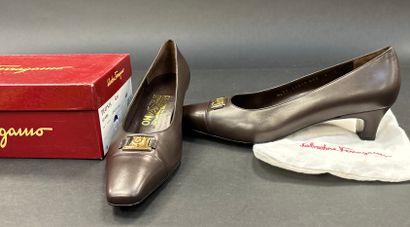 Salvatore Ferragamo
Pair of pumps in brown...