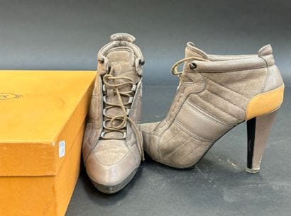 TOD'S
Paire de bottines à lacets façon sneakers...