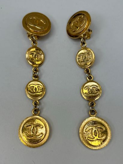 Chanel 
Pair of earrings 
With 4 gilded metal...