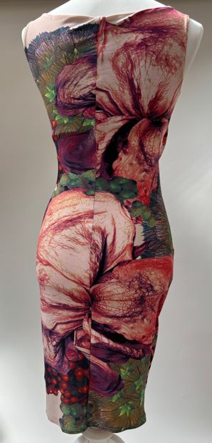 Lot de trois robes sans manches
 L'une rouge...