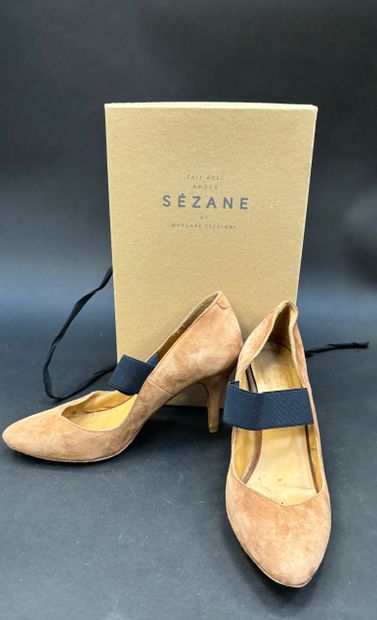 SEZANE
Paire d'escarpins en cuir vernis taupe...