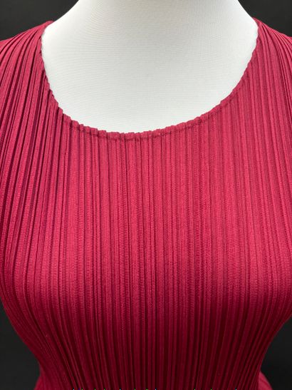 Set of pleated silk garments including 
PLEATS...