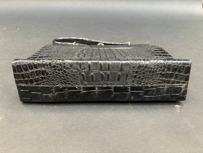 Sac porté main
En cuir imitation croco
H....
