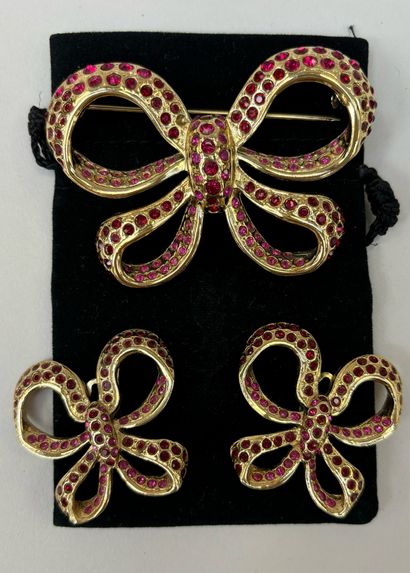 Yves Saint Laurent 
Set featuring a gilded...