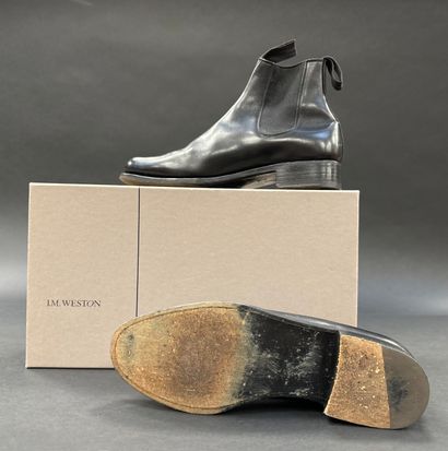 JM Weston
Paire de boots en cuir noir à bande...