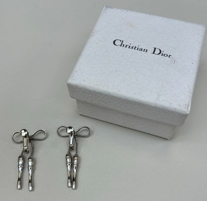 Dior 
Pair of earrings
Featuring a knotted...
