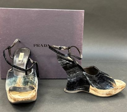 PRADA
Paire de nus pieds compensés en velours...