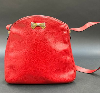 Nina Ricci
Red grained leather bag with gold...