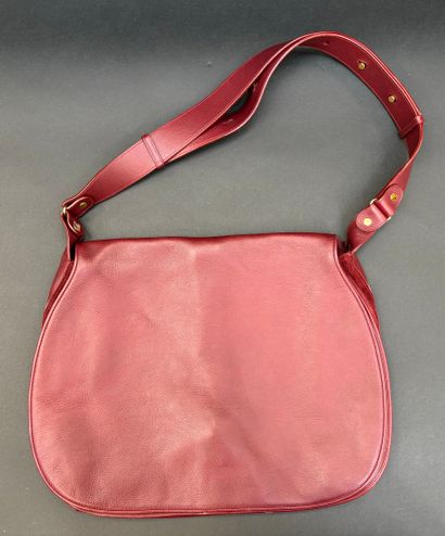Cartier
Large besace bag in burgundy leather...