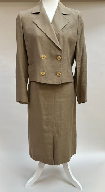 Francesco Smalto
Taupe linen suit featuring...