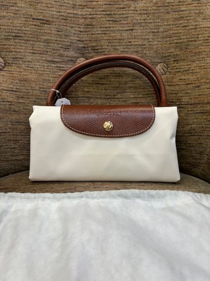 Longchamp
Folding bag in iridescent white...