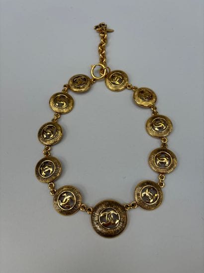 Chanel 
Necklace 
Made of engraved gold-plated...