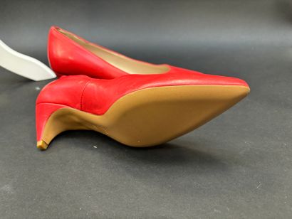 MAJE
Lot de deux paires d'escarpins 
En cuir...