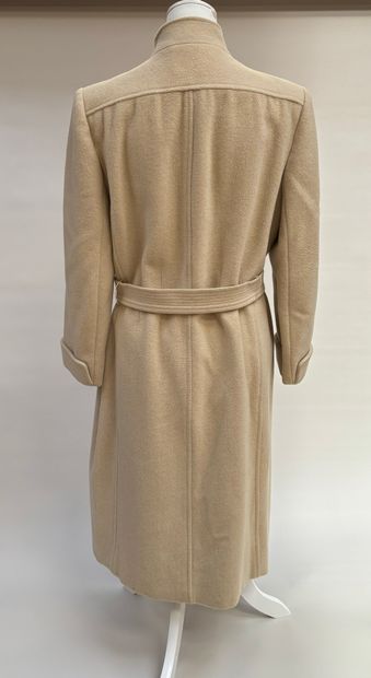 Nina RICCI 
Long manteau 
En laine ivoire...