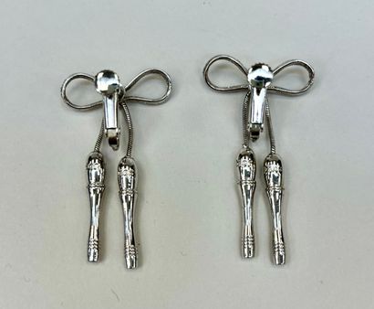 Dior 
Pair of earrings
Featuring a knotted...