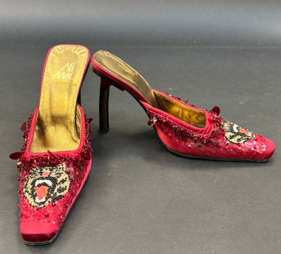 NIMAL
Paire de mules en satin rouge à talons,...