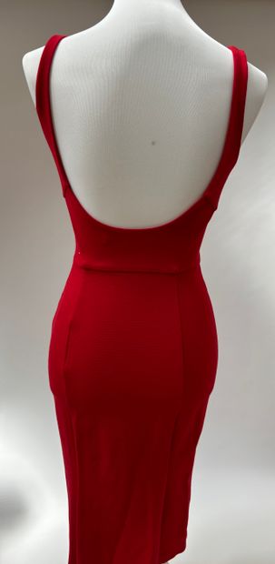 Lot de trois robes sans manches
 L'une rouge...