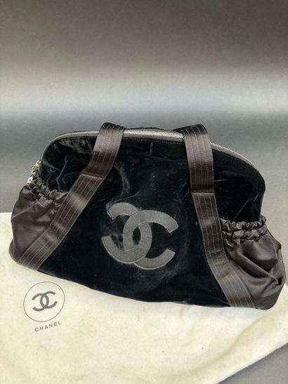 Chanel 
Bowling style.
In embossed velvet...