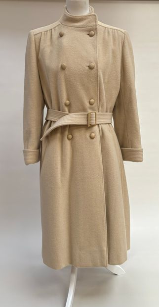 Nina RICCI 
Long manteau 
En laine ivoire...